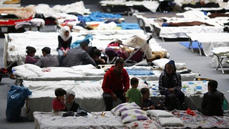 Фийон ще откаже да приема бежанци във Франция, ако спечели изборите