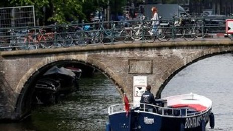 Амстердам ограничава още повече Airbnb, за да овладее масовия туризъм