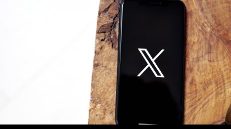 ЕС погва X за заблуда на потребителите със сините отметки