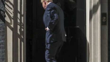 Джонсън се отказа от план да избегне карантина след контакт с болен от COVID-19