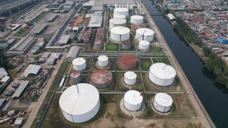 Петролът се насочва към първи седмичен ръст от три седмици*