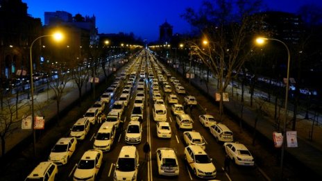 Протест на таксиджиите в Мадрид срещу Uber предизвика намеса на полицията