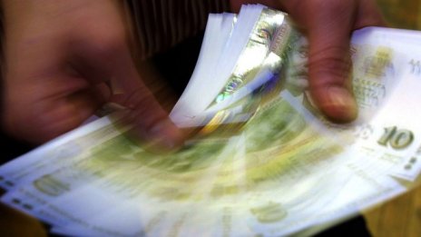 Разходите за труд пак забавят ръста си в началото на годината