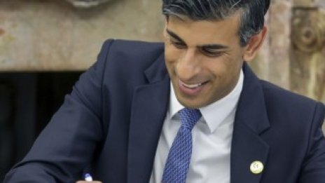 Великобритания наложи еднократен данък на петролните и газовите гиганти