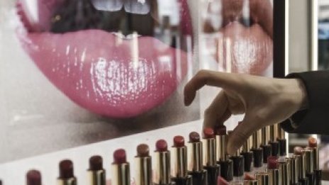 Estee Lauder съкращава 3% от служителите си