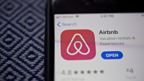 Airbnb забранява партитата в имотите, предлагани в платформата ѝ