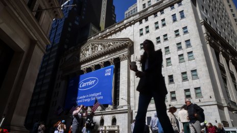 Dow спада с повече от 300 пункта, доходността по съкровищните облигации се покачва*