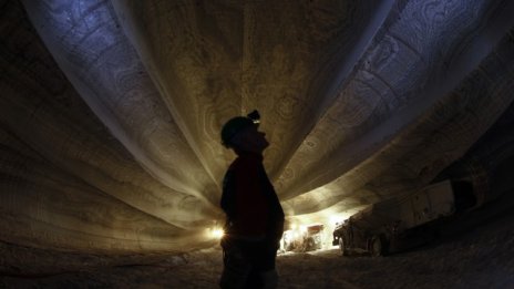 Glencore запази прогнозата си за годишна печалба въпреки срива на суровините