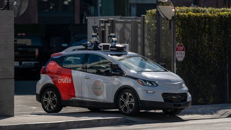 Звеното на GM Cruise ще актуализира софтуера при 80 роботаксита заради катастрофа