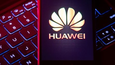 Пандемията няма да сложи край на спора около Huawei 