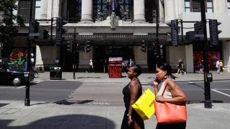 Продажбите на дребно във Великобритания се възстановяват след отстъпки от търговците