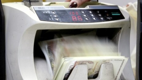 Домакинствата увеличават с 5,5% спестяванията си на годишна база през април 