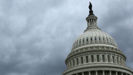 Сенатът прие временен бюджет на САЩ часове преди правителството да спре работа