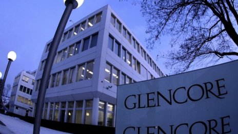 Графика на деня: Сривът на Glencore засенчи гръцките банкови неволи