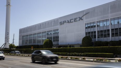SpaceX си осигури още пет мисии до Международната космическа станция