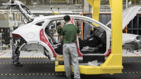 Jaguar Land Rover спира производството в два завода заради проблем с доставките