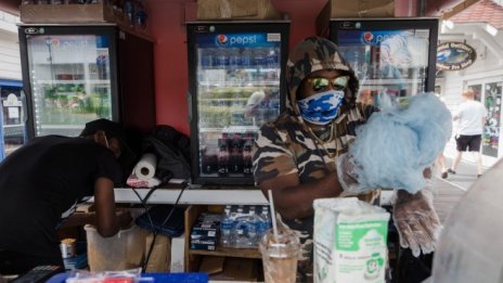 Заявленията за помощи при безработица в САЩ неочаквано спаднаха до ново дъно