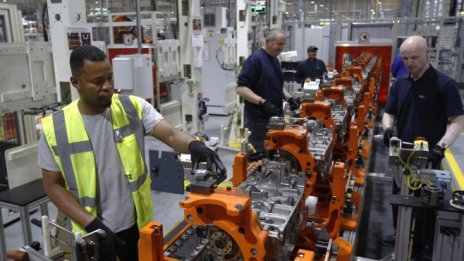 Недостигът на чипове принуждава Ford да свие производството в цяла Европа