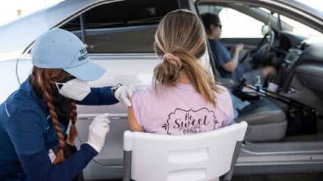 Богатите латиноамериканци търсят ваксини срещу COVID в САЩ