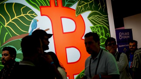 Цената на биткойн падна под 80 хил. долара в сигнал за нова криза на доверието