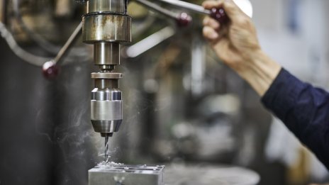 Япония търси пазарна независимост от Китай с определяне на 11 ключови артикула