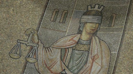 Евробарометър: Близо две трети от българите оценяват съдебната система като зависима