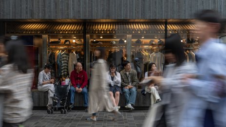 Продажбите на дребно в Китай бележат най-острия си скок от 2023 г. насам