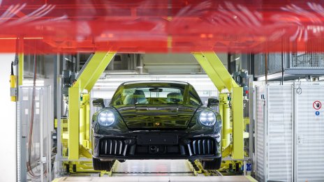 Porsche иска да възстанови маржа чрез по-стегнати разходи и повече конвенционални модели