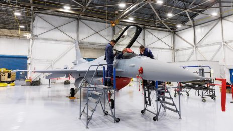 България официално получи първия си изтребител F-16 от САЩ