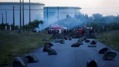 Стачки затвориха рафинерии във Франция