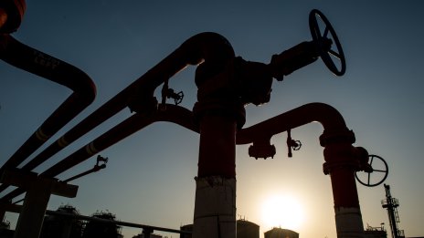 Цената на петрола се насочва към най-големия си спад за тази година*