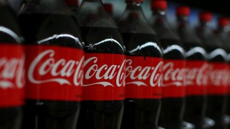 Печалбата на Coca-Cola за тримесечието се срина наполовина