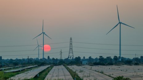 Повишават ли цената на тока вятърните турбини и соларните панели?