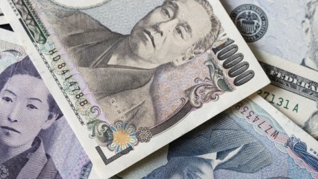 Йената поевтиня до 24-годишно дъно, но ЯЦБ остава непоколебима