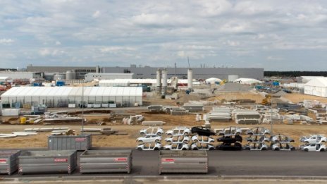 Tesla наема по 500-600 служители на месец в германския си завод