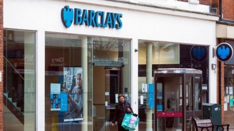 Инвестиционното банкиране почти удвои печалбата на Barclays 
