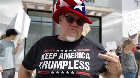 "Долу ръцете от демокрацията!": Стотици хиляди в САЩ излязоха на демонстрации срещу Тръмп