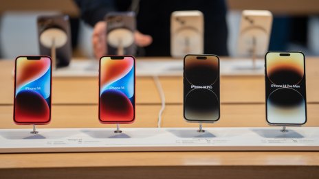 Защо смартфоните в САЩ поевтиняват, докато всичко останало поскъпва?