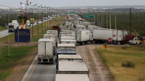 Търговският дефицит на България през март се свива наполовина