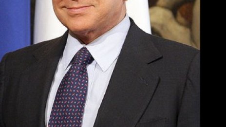 Берлускони продава Италия на италианците в рекламен клип