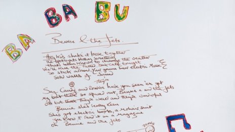 Текстовете на едни от най-големите хитове на Елтън Джон отиват на търг