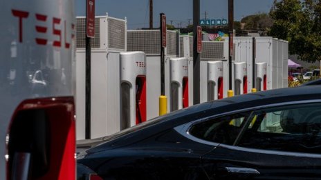 Група от 28 демократи иска 85 млрд. долара за зарядни станции в САЩ