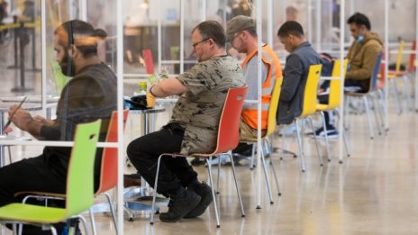 Британските служители ще се върнат в офисите чрез убеждаване