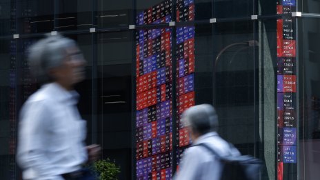 Новите данни за японската икономика тласнаха индекса Nikkei 225 към рекорд