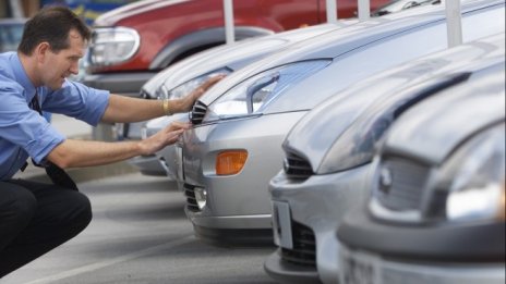 Продажбите на нови коли във Великобритания&nbsp;се понижават с 12,2%
