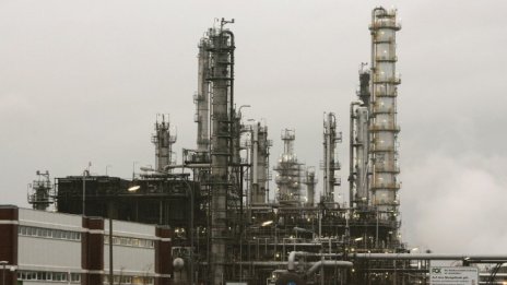 МАЕ: Инвестициите в петролния сектор ще намалеят отново през 2017 г.