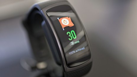 Умните гривни влизат в битка с Covid-19