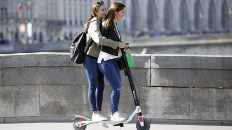 Парижаните не искат електрическите скутери под наем