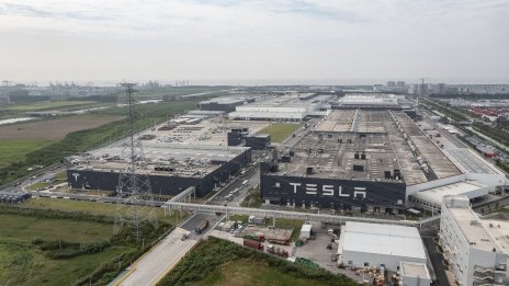 Продажбите на Tesla в Китай се свиват наполовина през февруари