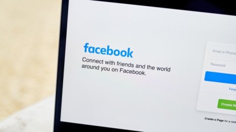 Служители са искали от Facebook политиците да не могат да изкривяват правилата